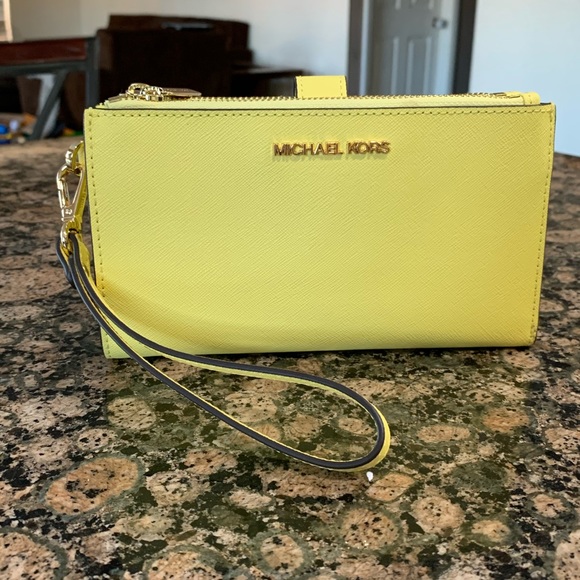 Authentic Michael Kors saffiano leather wallet - Picture 2 of 15